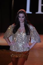 Evelyn Sharma walk the ramp for Rocky S Show at IRFW 2012 Day 3 in Goa on 30th Nov 2012 (16).JPG